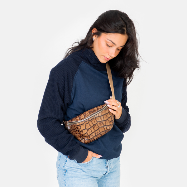 Sac-ceinture en cuir recyclé texturé brun
